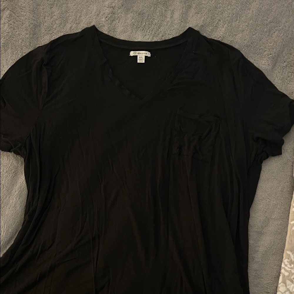 Versona Classic Black V-Neck Tee